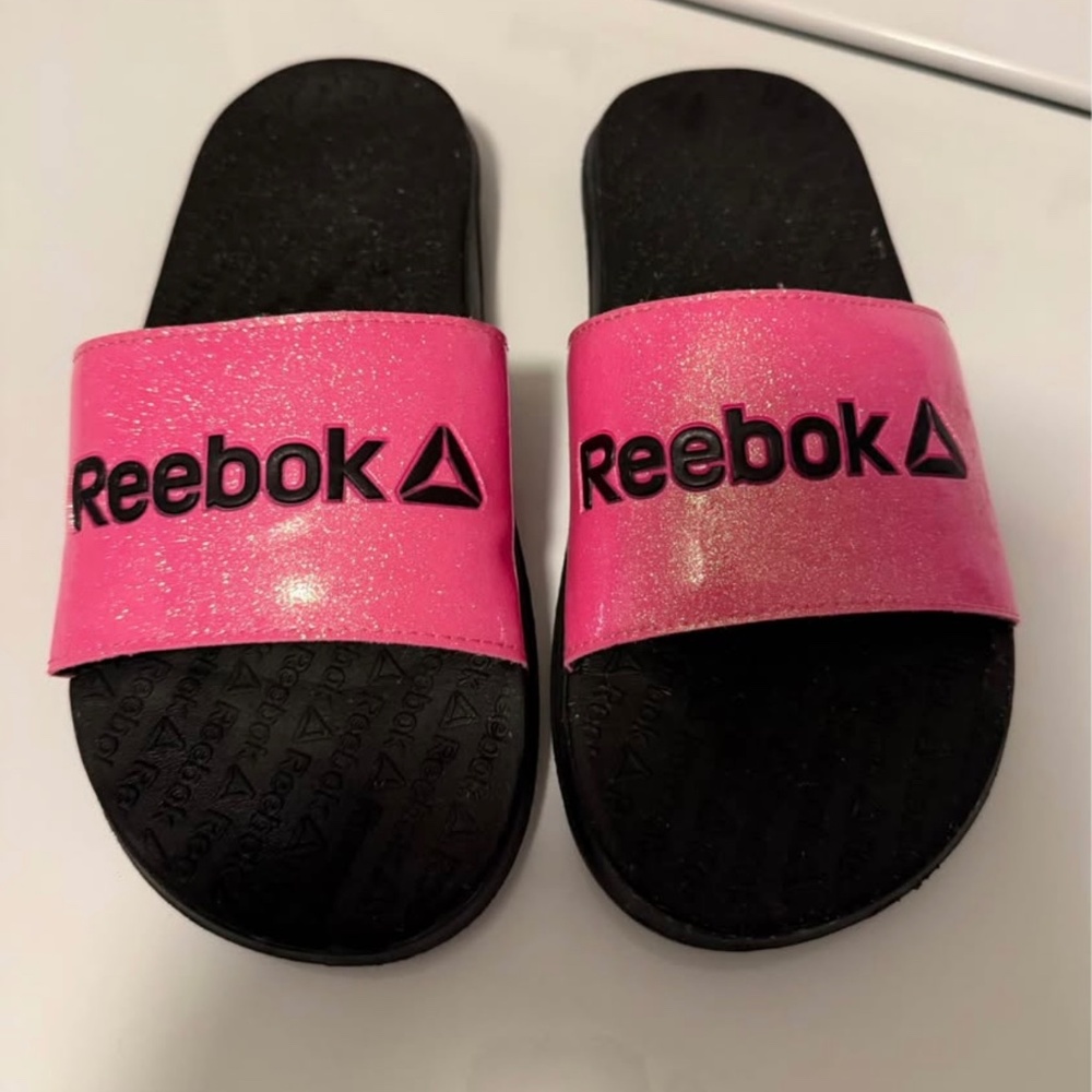 Girls Reebok slides size 5 - Picture 2 of 2